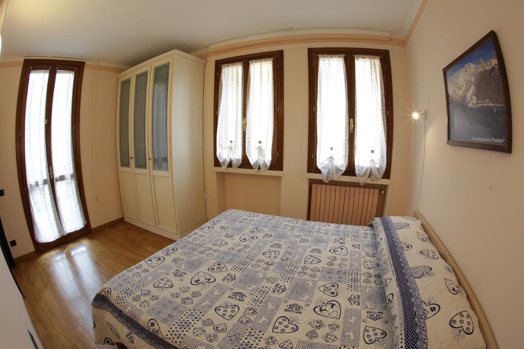 Central House Bergamo Apartment Стая снимка