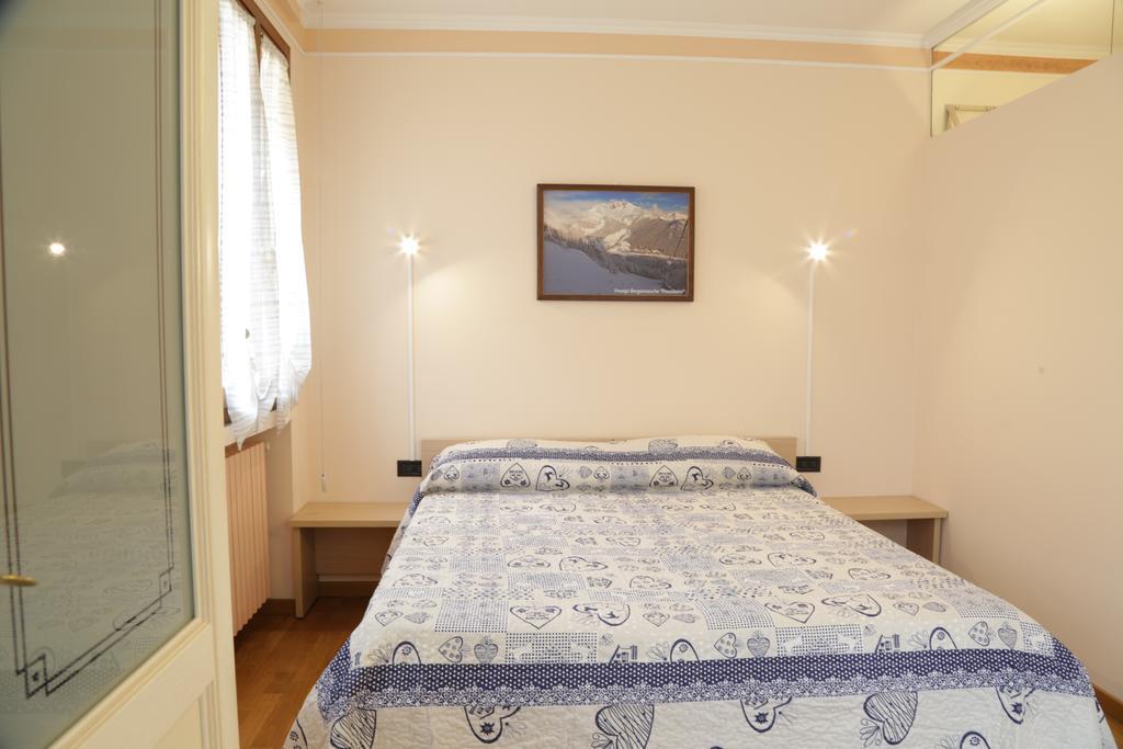 Central House Bergamo Apartment Стая снимка